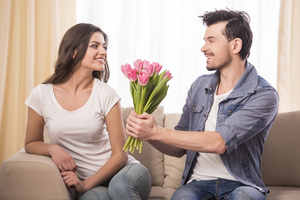 Hoa tươi và thiệp là món quà quen thuộc chiếm trọn trái tim của phái đẹp Hoa tươi và thiệp là món quà quen thuộc chiếm trọn trái tim của phái đẹp